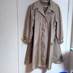 Vintage The totes Trench coat for women,Size 16,Tan Color ,Pre-owned.